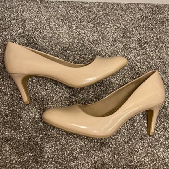 Beautiful Nude Pumps size womens 7 wide - Picture 1 of 7